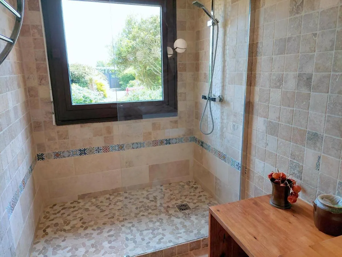 Holiday Home With Jacuzzi, Guissény 0*,
