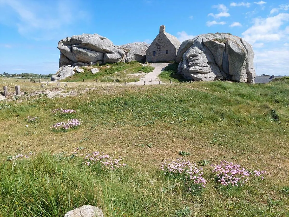 Holiday Home With Jacuzzi, Guissény